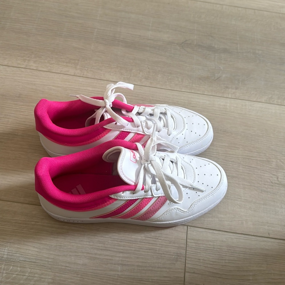 New Adidas women’s sneakers 🩷